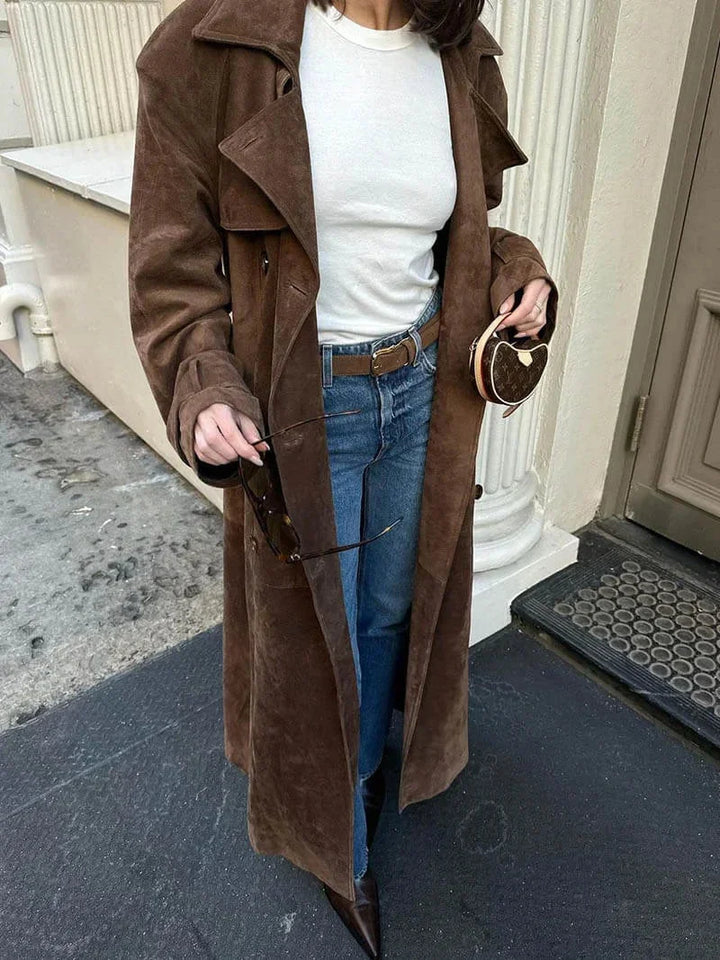 Damen Trenchcoat aus braunem Wildleder mit Gürtel und Revers, ideal für stilvolle Übergangsmode.