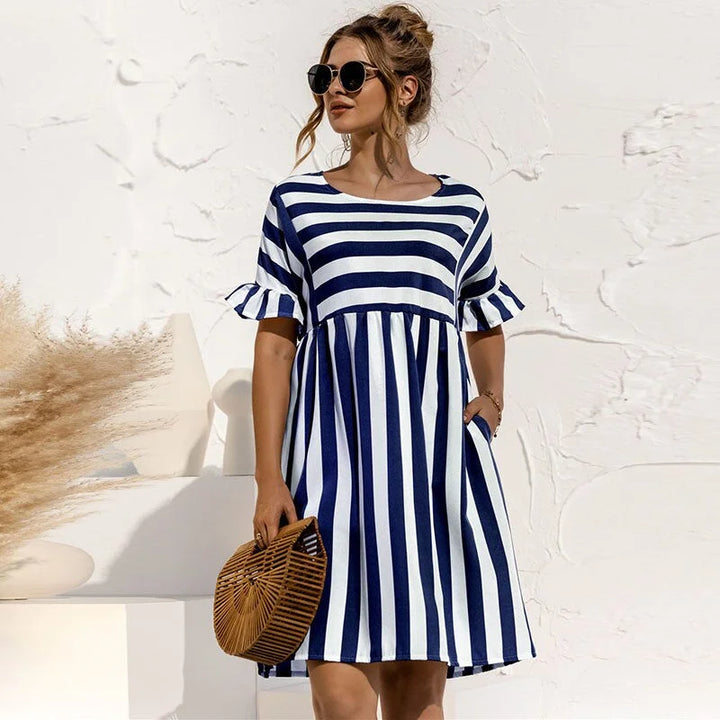 Blau gestreiftes Damenkleid mit Rüschenärmeln, aus leichtem Stoff, perfekt für den Sommer und lässige Anlässe.