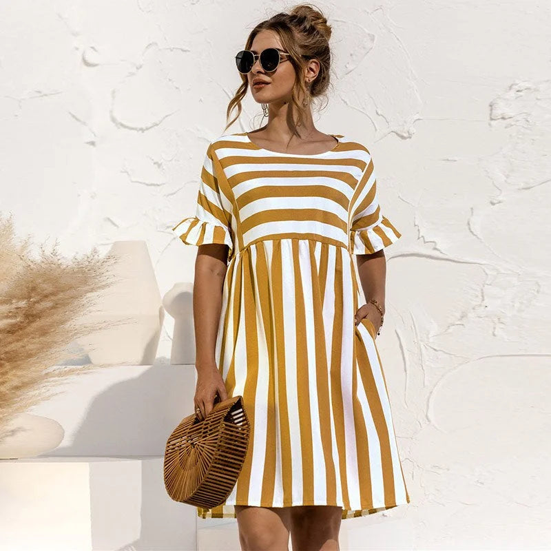 Gelbes Damen Kleid aus luftigem Stoff mit breiten Streifen und Rüschenärmeln. Perfekt für sommerliche Anlässe und Freizeit.