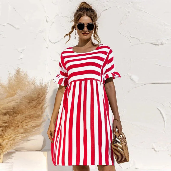 Rotes Damen Kleid mit breiten Streifen und Rüschenärmeln, perfekt für den Sommer, aus leichtem und luftigem Stoff.