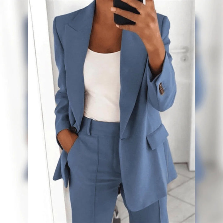 Blauer Damen Business-Anzug mit geradem Schnitt und schlichtem Design aus hochwertigem Material.