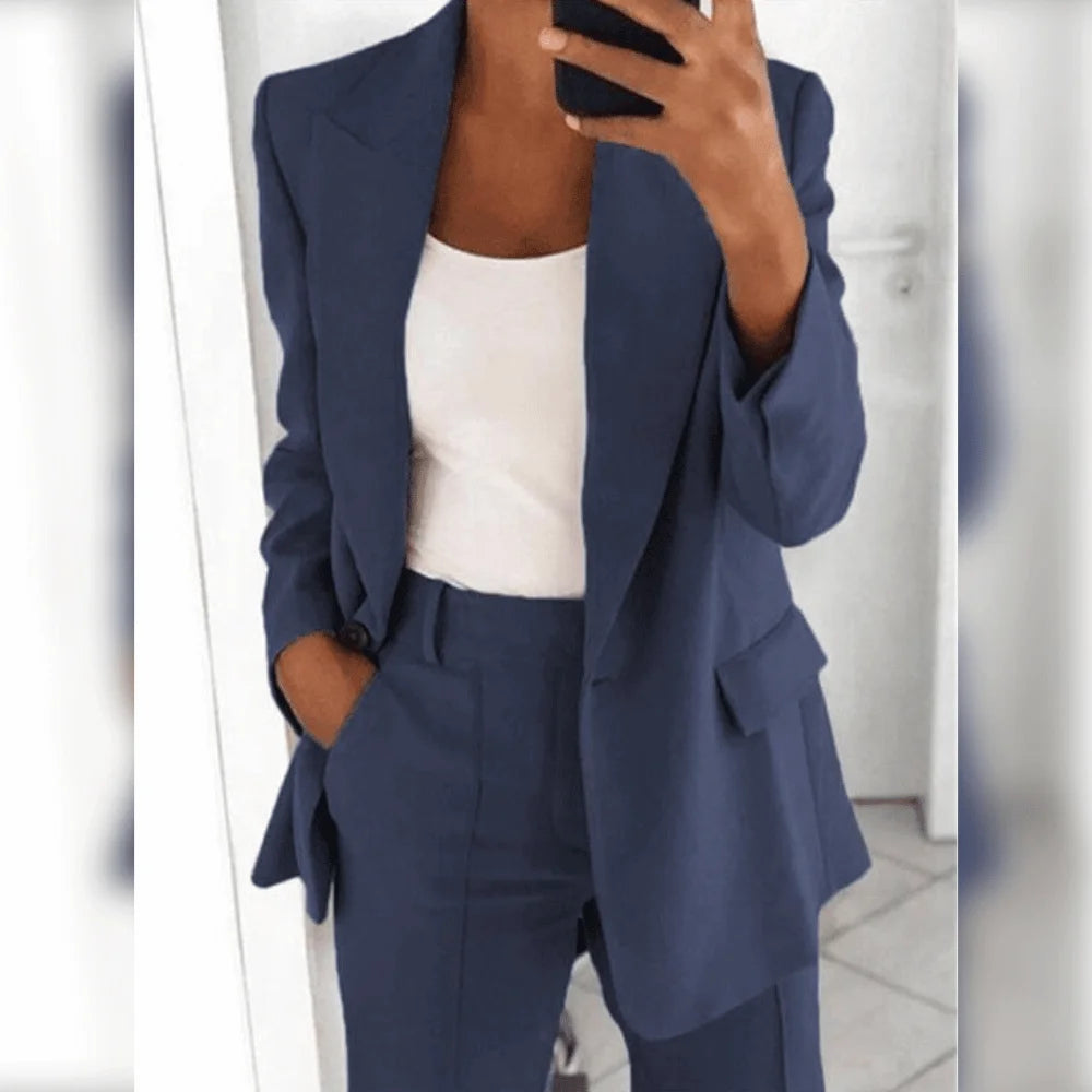 Damen Business-Anzug in Dunkelblau, gerader Schnitt mit schlichtem Design, hochwertiges Material, ideal für Büro-Outfits.