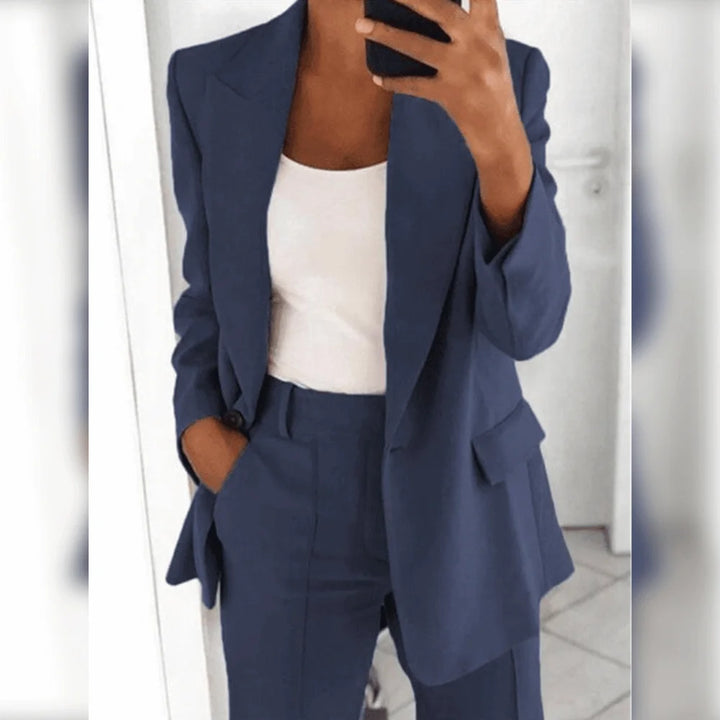 Damen Business-Anzug in Dunkelblau, gerader Schnitt mit schlichtem Design, hochwertiges Material, ideal für Büro-Outfits.