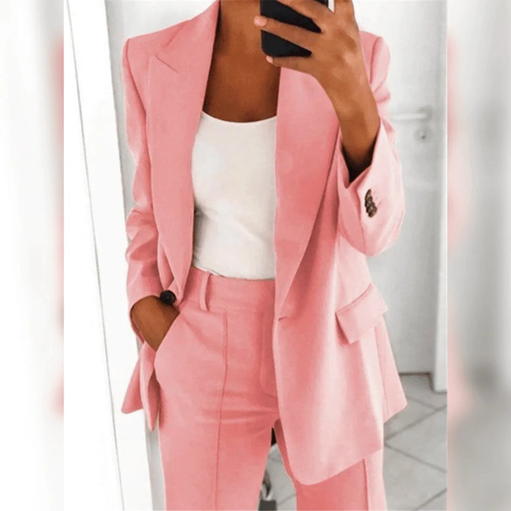 Damen Business-Anzug in Rosa mit geradem Schnitt und schlichtem Design aus hochwertigem Material.