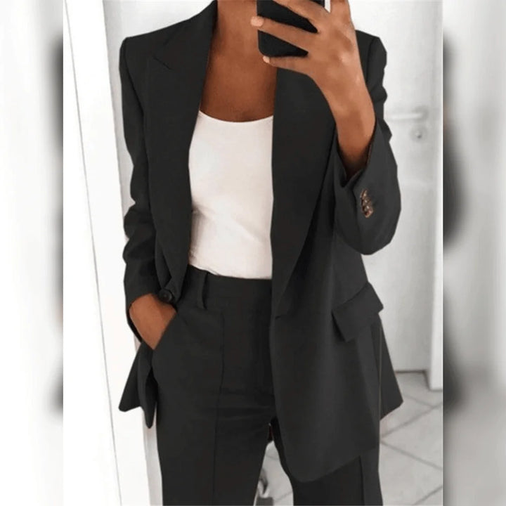Schwarzer Damen Business-Anzug mit geradem Schnitt und schlichtem Design, ideal für formelle Anlässe.