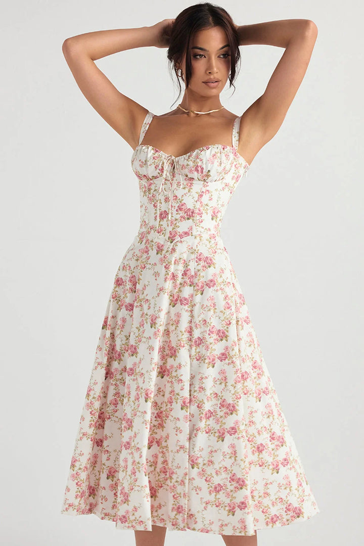 Rotes Damen Bustier-Kleid mit Blumenmuster, modernem Schnitt. Aus leichtem Stoff für den Sommer.