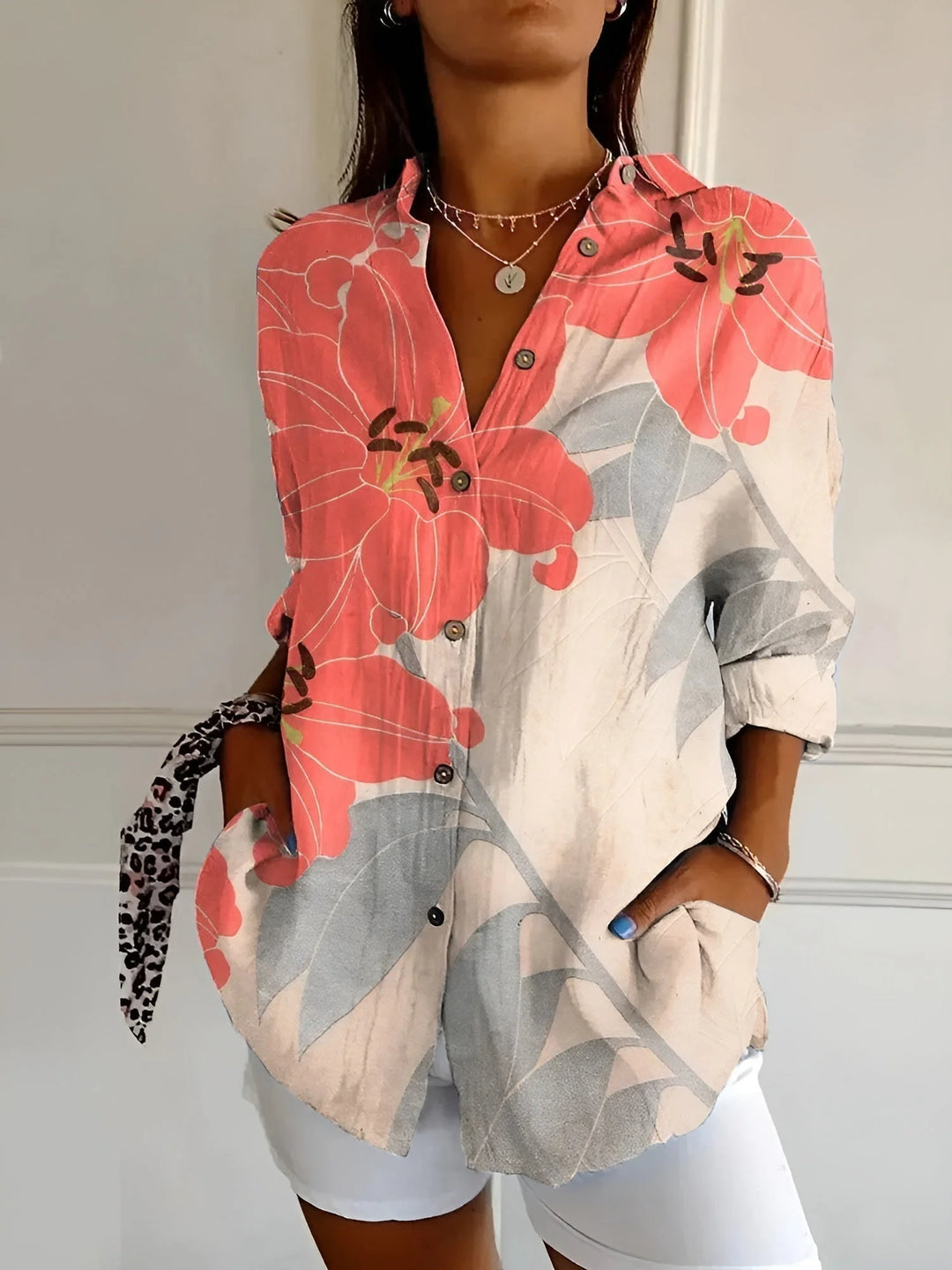 Damen Button-Down-Hemd mit Langarm und Blumenmuster aus leichtem Stoff. Frisches Design für lässige Looks im Alltag.