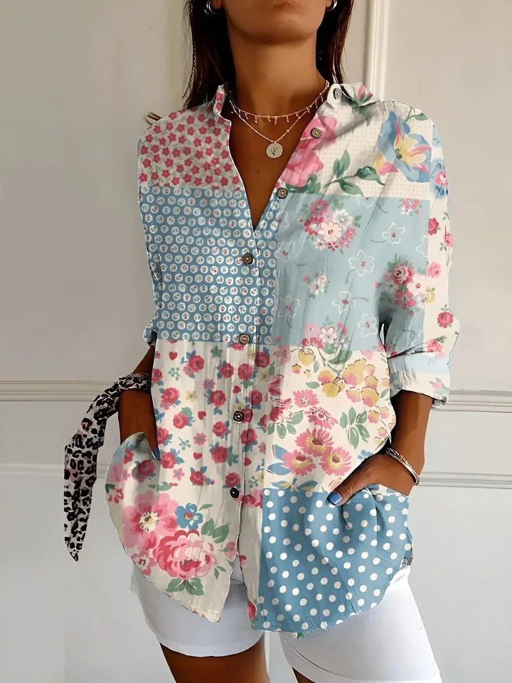 Blau-weißes Damen-Button-Down-Hemd mit Langarm und floralem Muster, ideal für lässige Looks.
