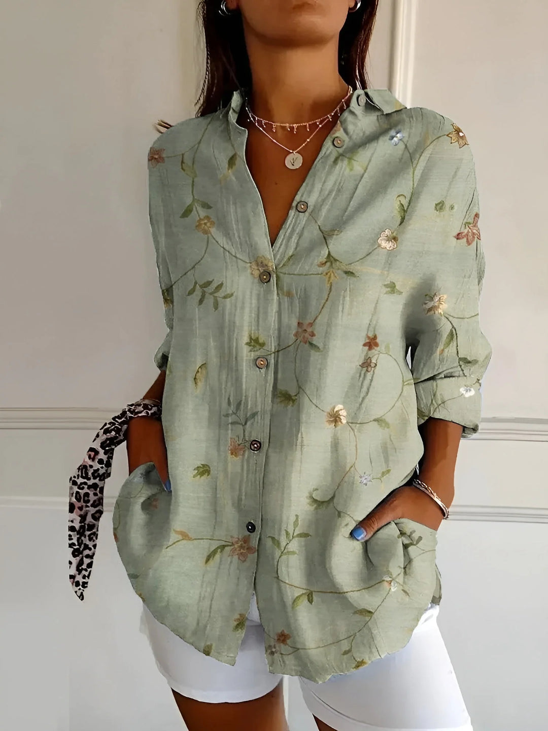 Grünes Damen Button-Down-Hemd mit Langarm und Blumenmuster, aus leichtem Stoff, perfekt für Frühling und Sommer.