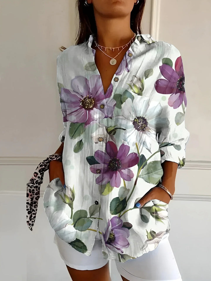 Lila Blumenmuster Button-Down-Hemd für Damen mit Langarm. Aus leichtem Stoff mit eleganter Blumenverzierung für einen…
