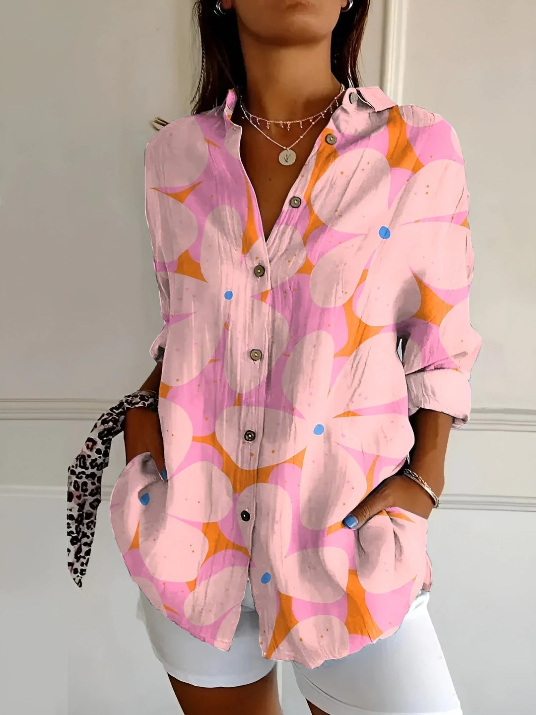 Damen Button-Down-Hemd aus leichtem Stoff in Rosa mit langen Ärmeln und süßem Blumenmuster, perfekt für den Frühling.
