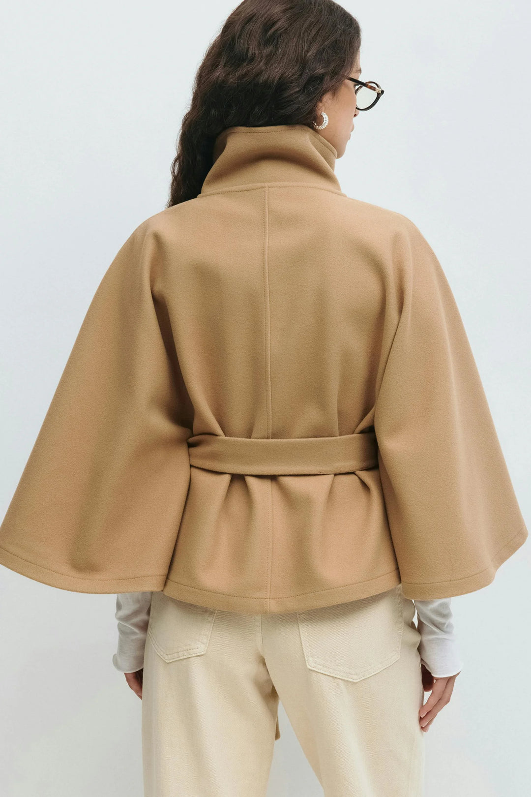 Damen Cape-Mantel aus weichem Material mit Stehkragen und Gürtelbindung für einen eleganten, lässigen Look.