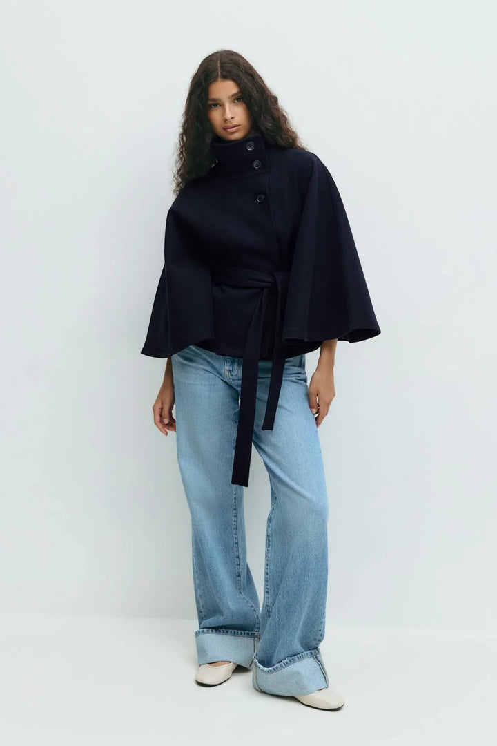 Damen Cape-Mantel aus weichem Material mit Stehkragen und praktischer Gürtelbindung für einen eleganten Look.