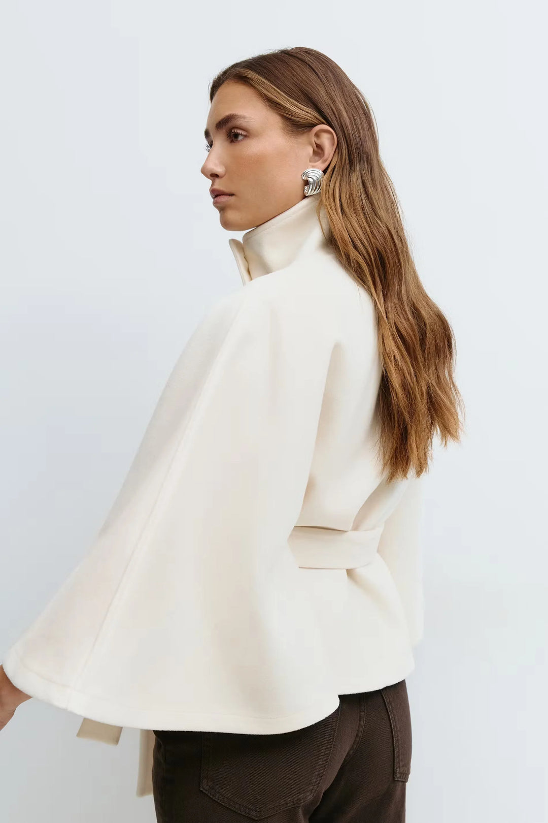 Damen Cape-Mantel aus leichtem Material mit Stehkragen, Gürtelbindung und offenen Seiten für vielseitige Tragemöglichkeiten.