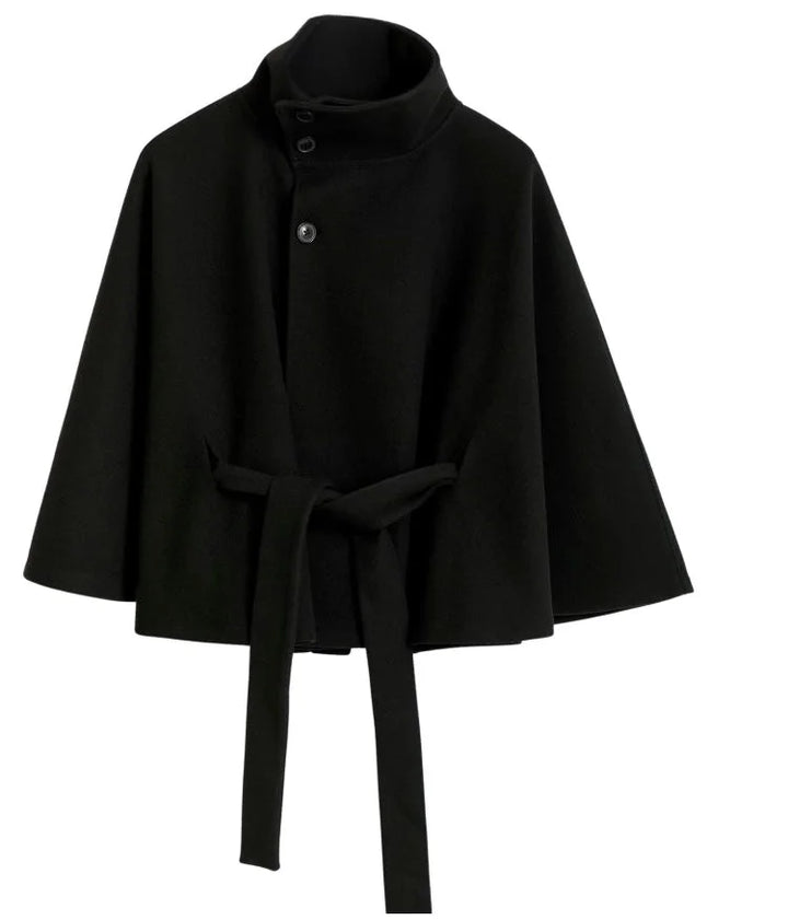 Damen Cape-Mantel aus weichem Stoff mit Stehkragen und schickem Gürtel zur Betonung der Taille. Ideal für kühle Tage.