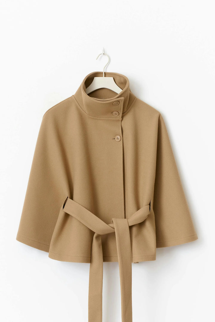Damen Cape-Mantel aus weichem Polyester mit Stehkragen und Gürtelbindung für einen stilvollen Look.
