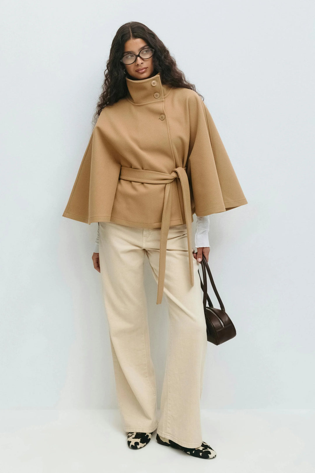 Damen Cape-Mantel aus hochwertigem Stoff mit Stehkragen und praktischer Gürtelbindung in eleganter Schnittform.