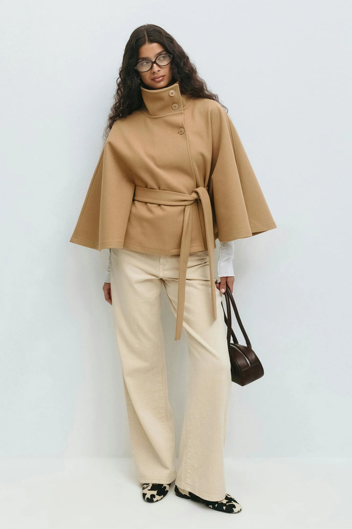 Damen Cape-Mantel aus hochwertigem Stoff mit Stehkragen und praktischer Gürtelbindung in eleganter Schnittform.
