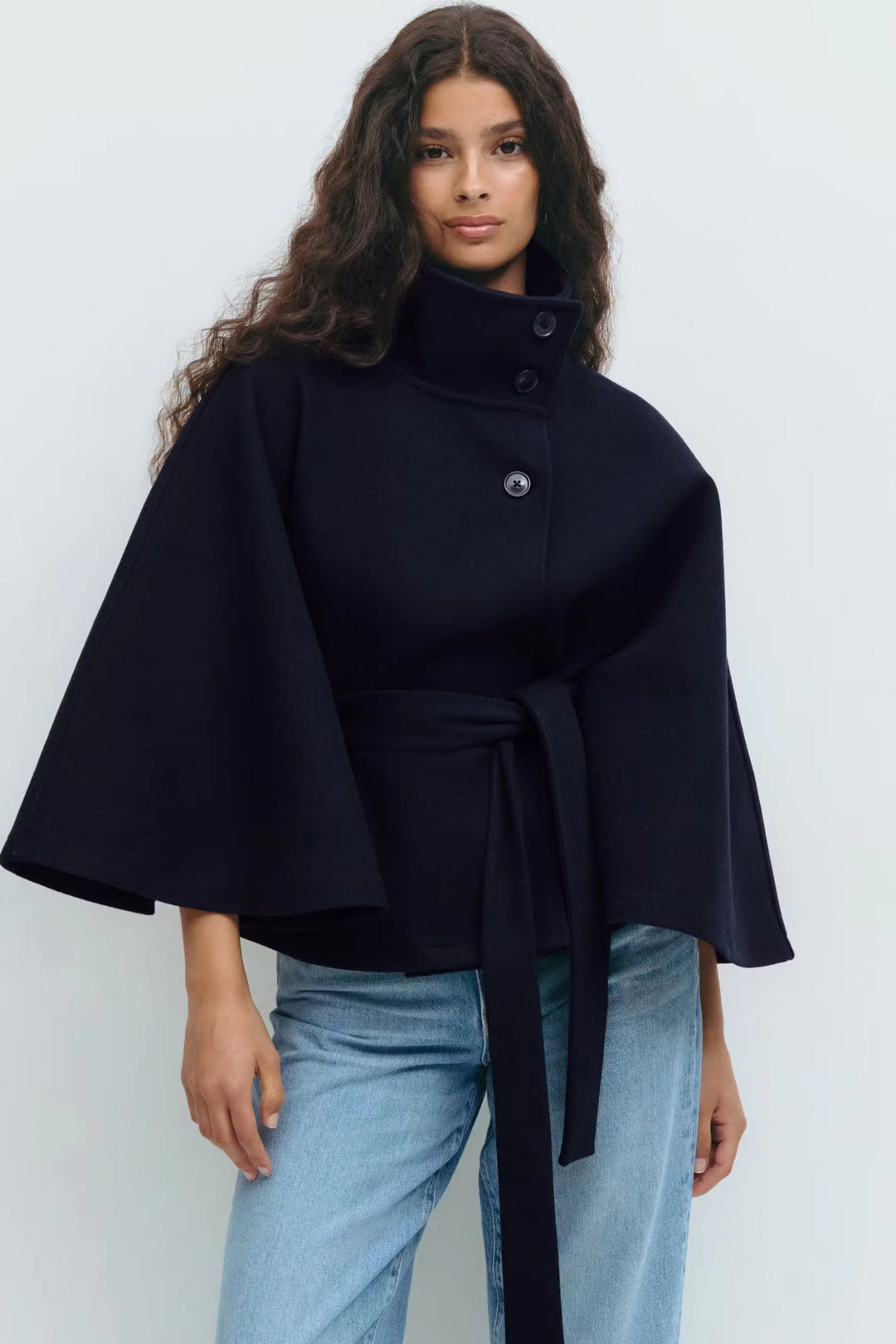 Damen Cape-Mantel aus weichem Material mit Stehkragen und Gürtelbindung, ideal für elegante und lässige Looks.
