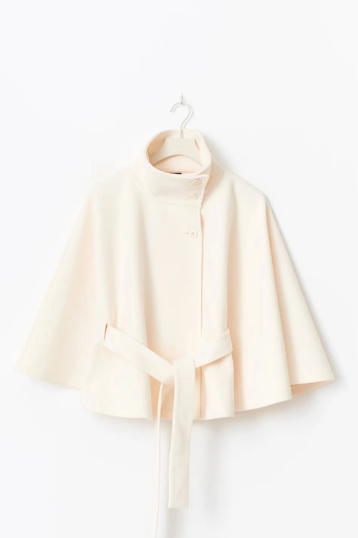 Damen Cape-Mantel aus warmem Wollmix mit Stehkragen, Gürtelbindung und geradem Schnitt für vielseitige Outfits.