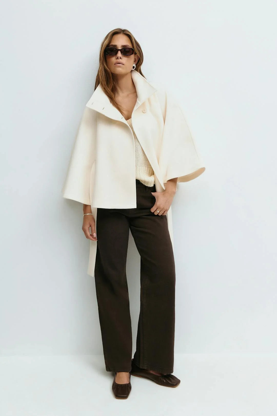 Damen Cape-Mantel mit Stehkragen, Gürtelbindung und weichem Material, ideal für schicke Anlässe und Alltag.