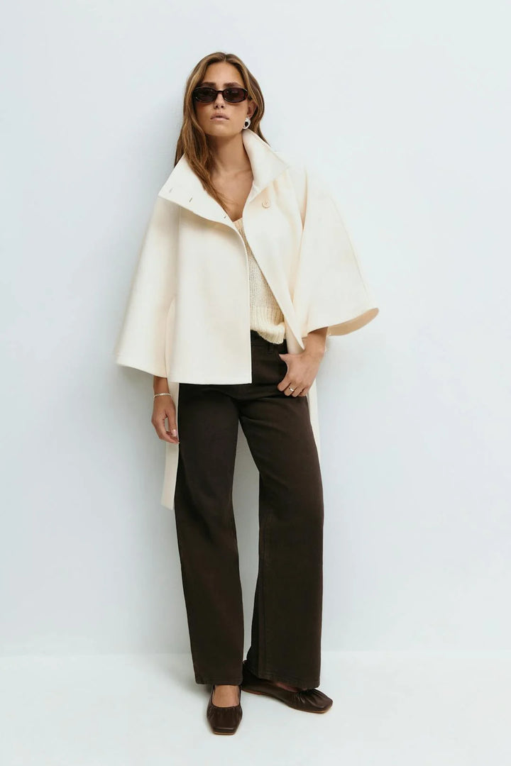 Damen Cape-Mantel mit Stehkragen, Gürtelbindung und weichem Material, ideal für schicke Anlässe und Alltag.