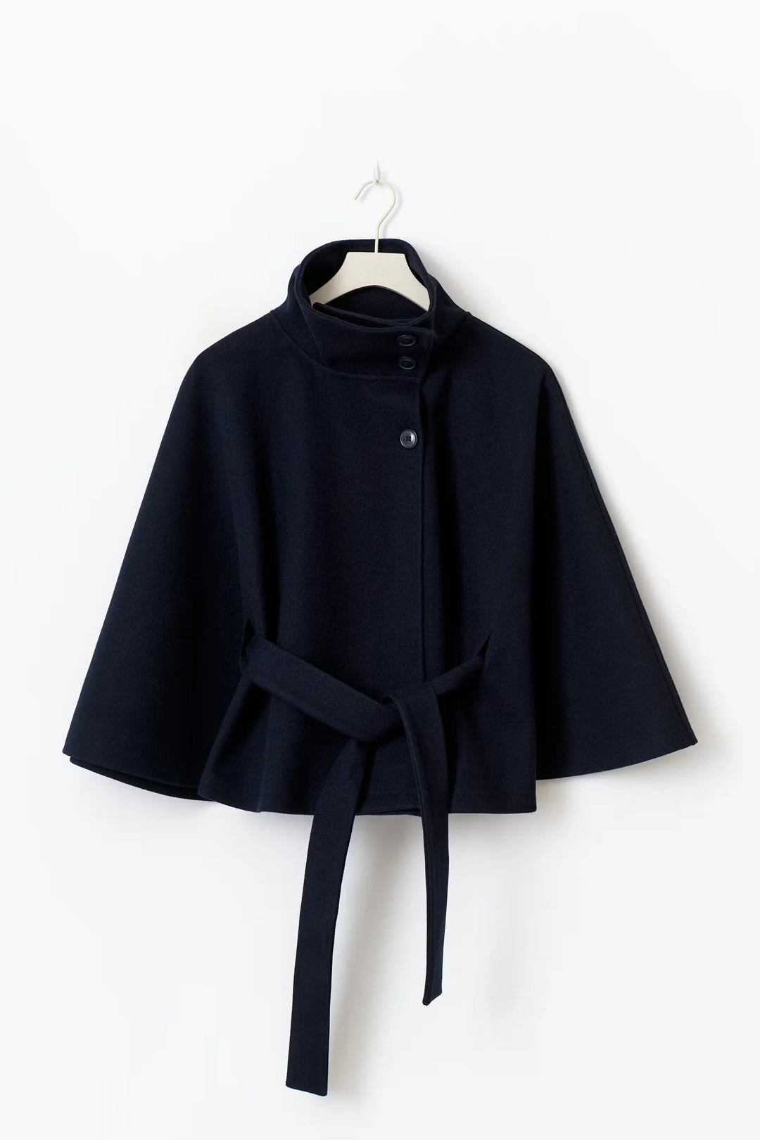 Damen Cape-Mantel in Blau mit Stehkragen, Gürtelbindung und weichem Material für modischen Komfort und eleganten Look.