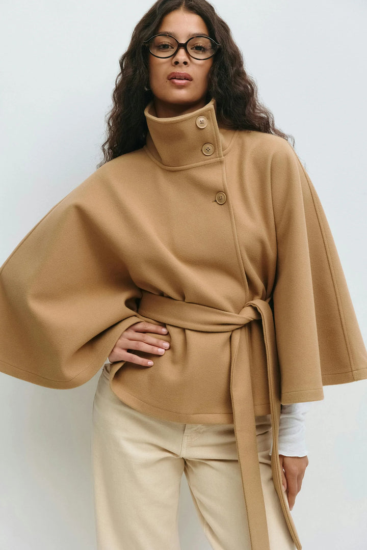 Brauner Damen Cape-Mantel mit Stehkragen, Gürtelbindung und einem fließenden, weichen Stoff für modischen Komfort.