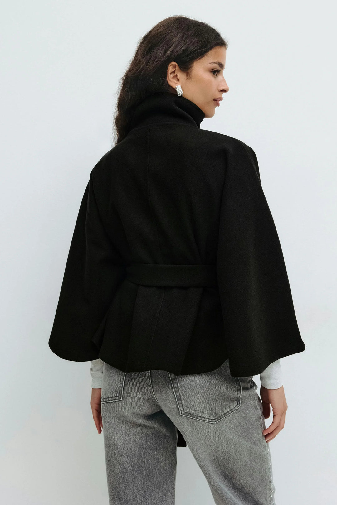 Schwarzer Damen Cape-Mantel aus hochwertigem Stoff, mit Stehkragen und Gürtelbindung für einen eleganten Look.