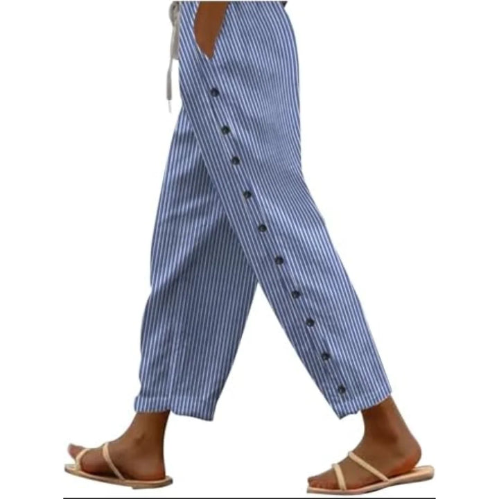 Damen Caprihose in Blau mit seitlicher Knopfleiste und Streifenmuster, aus leichtem und bequemem Stoff, perfekt für den…