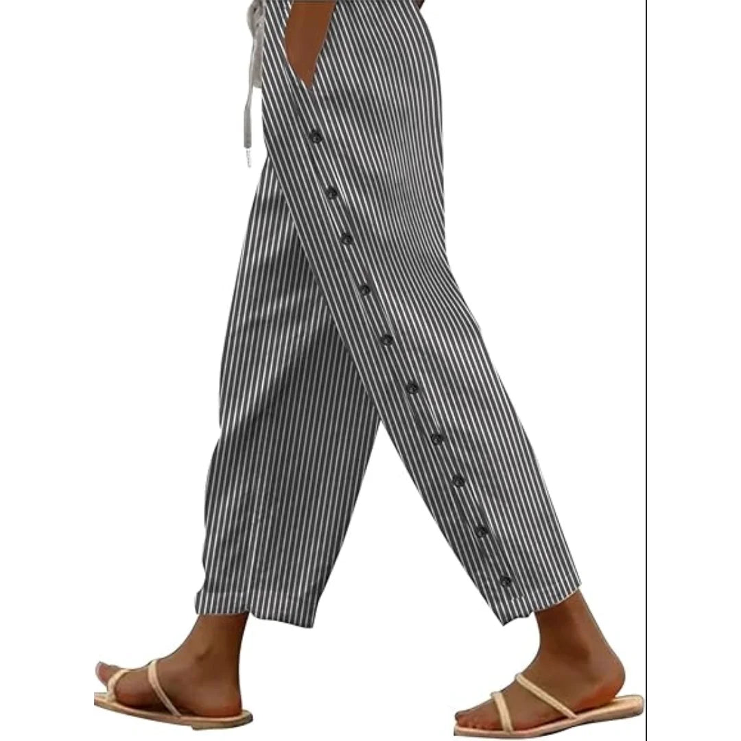 Graue Damen Caprihose aus angenehmem Stoff mit seitlicher Knopfleiste und Streifenmuster für einen modernen Look.