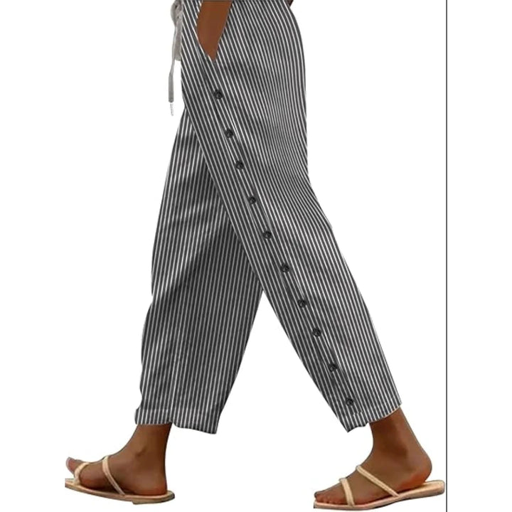 Graue Damen Caprihose aus angenehmem Stoff mit seitlicher Knopfleiste und Streifenmuster für einen modernen Look.