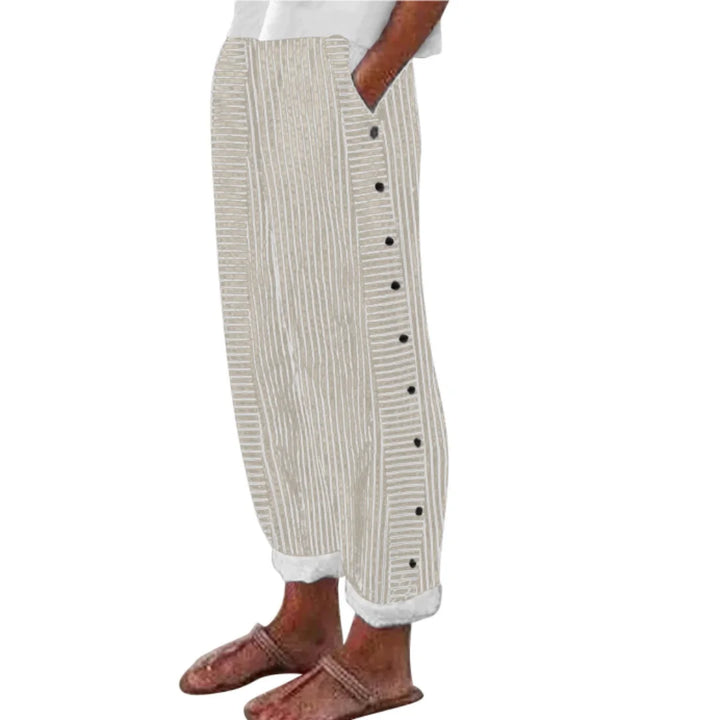 Khaki Damen Caprihose mit seitlicher Knopfleiste und Streifenmuster, aus leichtem Stoff, perfekt für den Sommerlook.