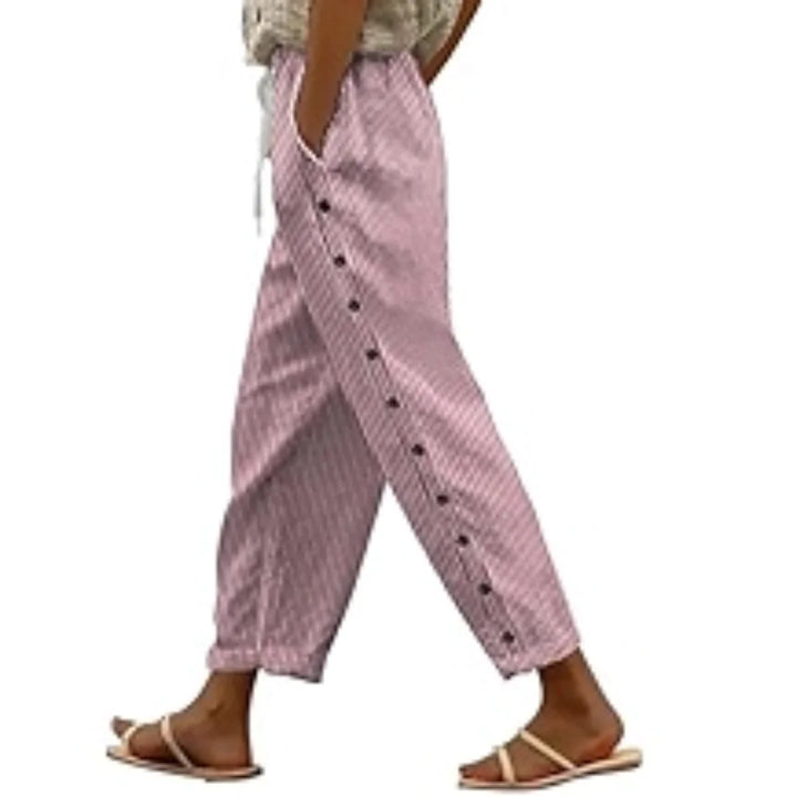 Rosa Damen Caprihose aus leichtem Stoff mit seitlicher Knopfleiste und dezenter Streifenmusterung.