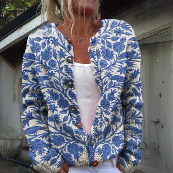 Blauer Damen Cardigan mit Blumenmuster, Knopfdetails und weichem, leichtem Material für angenehmen Tragekomfort.
