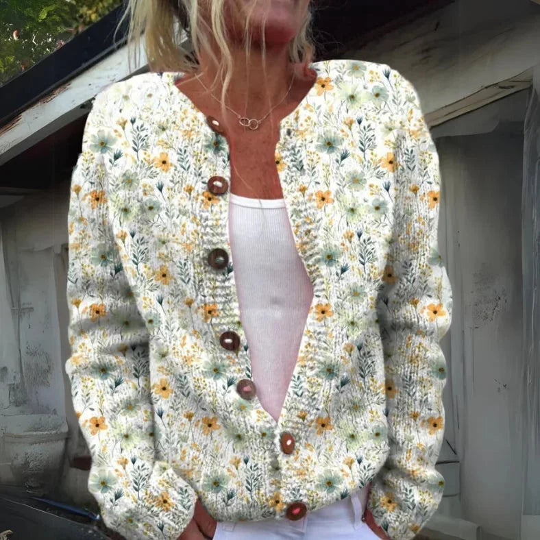Grüner Damen Cardigan mit Blumenmuster, Knopfdetails und weichem Material, ideal für Frühlingsoutfits. Fast ausverkauft.