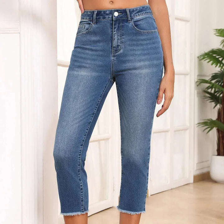 Damen Cropped Mom-Jeans in Dunkelblau aus weichem Denim, mit hoher Taille und lässigem, verkürztem Schnitt.