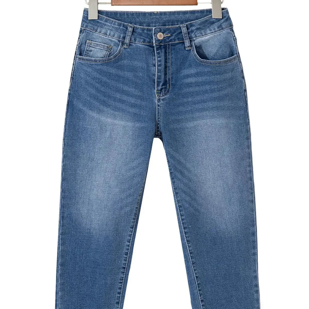 Damen Cropped Mom-Jeans in Dunkelblau aus Baumwolle mit lässigem Schnitt und abgepasstem Saum für einen modernen Look.