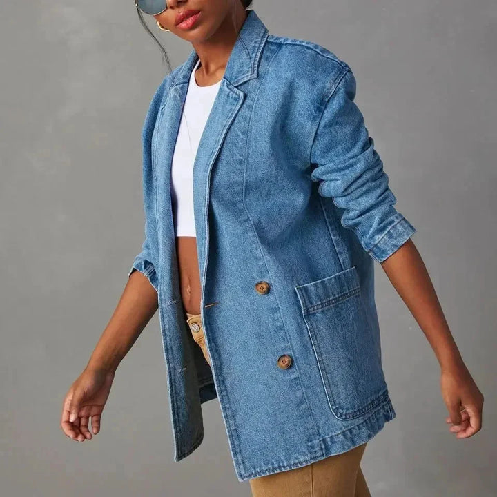 Damen Denim Blazer mit Taschen und Knopfdetails, gefertigt aus robustem Jeansstoff, modernem Schnitt und zeitlosem Stil.