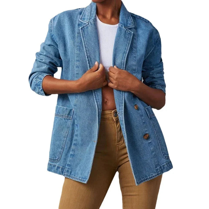 Blauer Damen Denim Blazer mit praktischen Taschen und dekorativen Knopfdetails, ideal für lässige Anlässe.