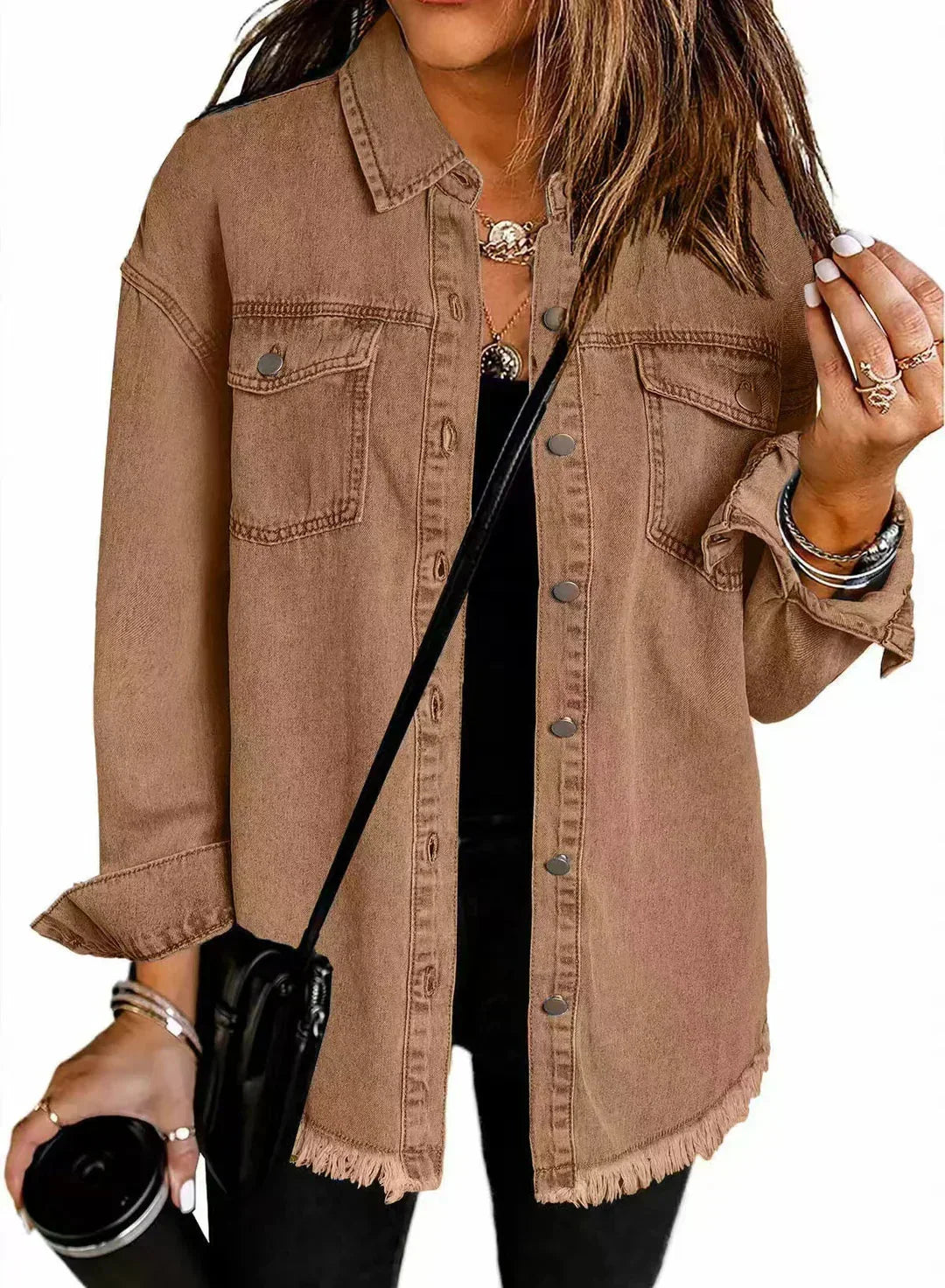 Braune Damen Denimjacke mit Fransen, Knopfleiste und lässigem Schnitt, aus robustem Baumwolljeansstoff gefertigt.