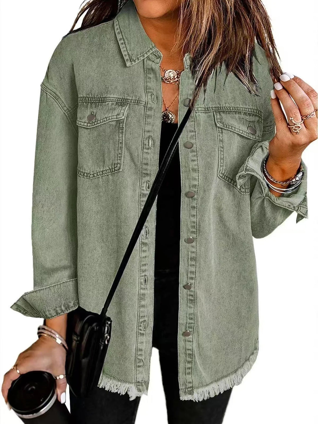 Grüne Damen Denimjacke mit Fransen, Knopfleiste und zwei Taschen, ideal für lässige Outfits im Frühjahr und Herbst.