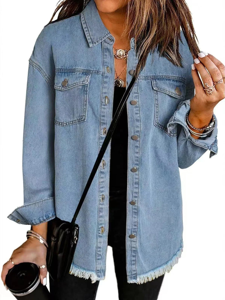 Hellblaue Damen Denimjacke mit Fransen, Knopfleiste und klassischem Schnitt aus robustem Baumwollmaterial.