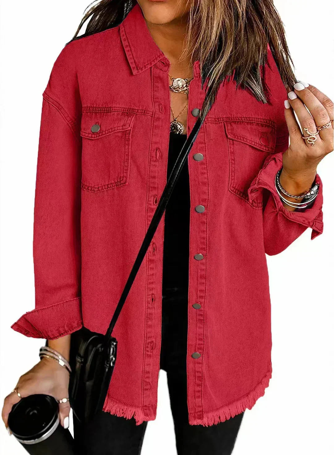 Rosa Damen Denimjacke mit Fransen, Knopfleiste und klassischem Schnitt, aus strapazierfähigem Denim-Material gefertigt.