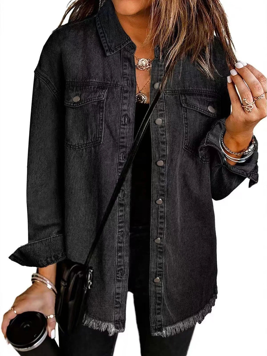 Schwarze Damen Denimjacke mit Fransen, Knopfleiste und klassischem Design aus robustem Baumwollstoff.