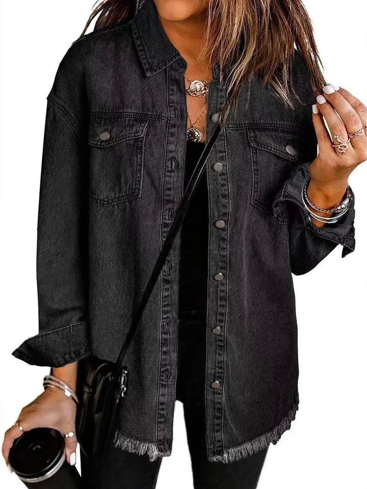 Schwarze Damen Denimjacke mit Fransen, Knopfleiste und klassischem Design aus robustem Baumwollstoff.