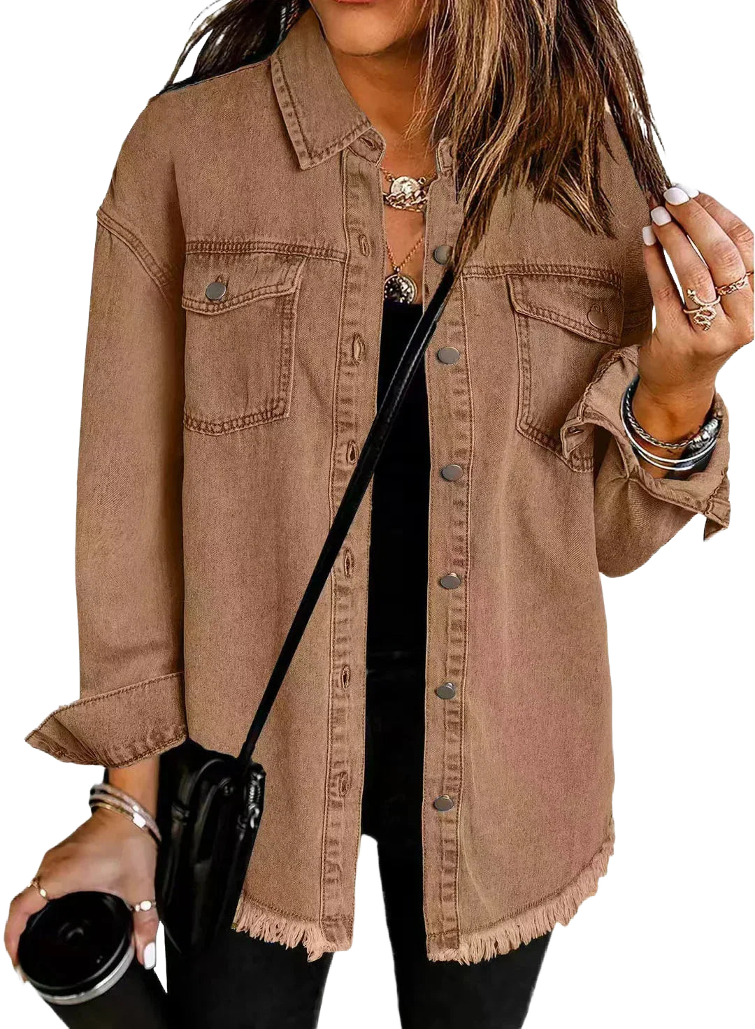 Braune Damen Denimjacke mit Fransen, Knopfleiste und lässigem Schnitt, aus robustem Baumwolljeansstoff gefertigt.