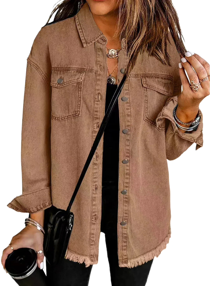 Braune Damen Denimjacke mit Fransen, Knopfleiste und lässigem Schnitt, aus robustem Baumwolljeansstoff gefertigt.