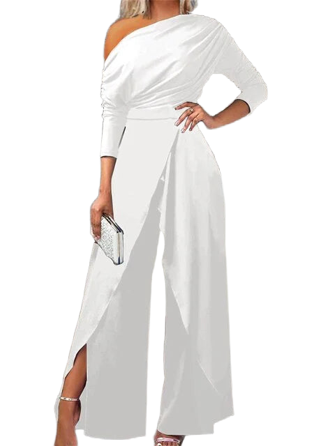 Weißer Ein-Schulter Jumpsuit für Damen mit weitem Bein und seitlichem Schlitz aus leichtem, atmungsaktivem Material.