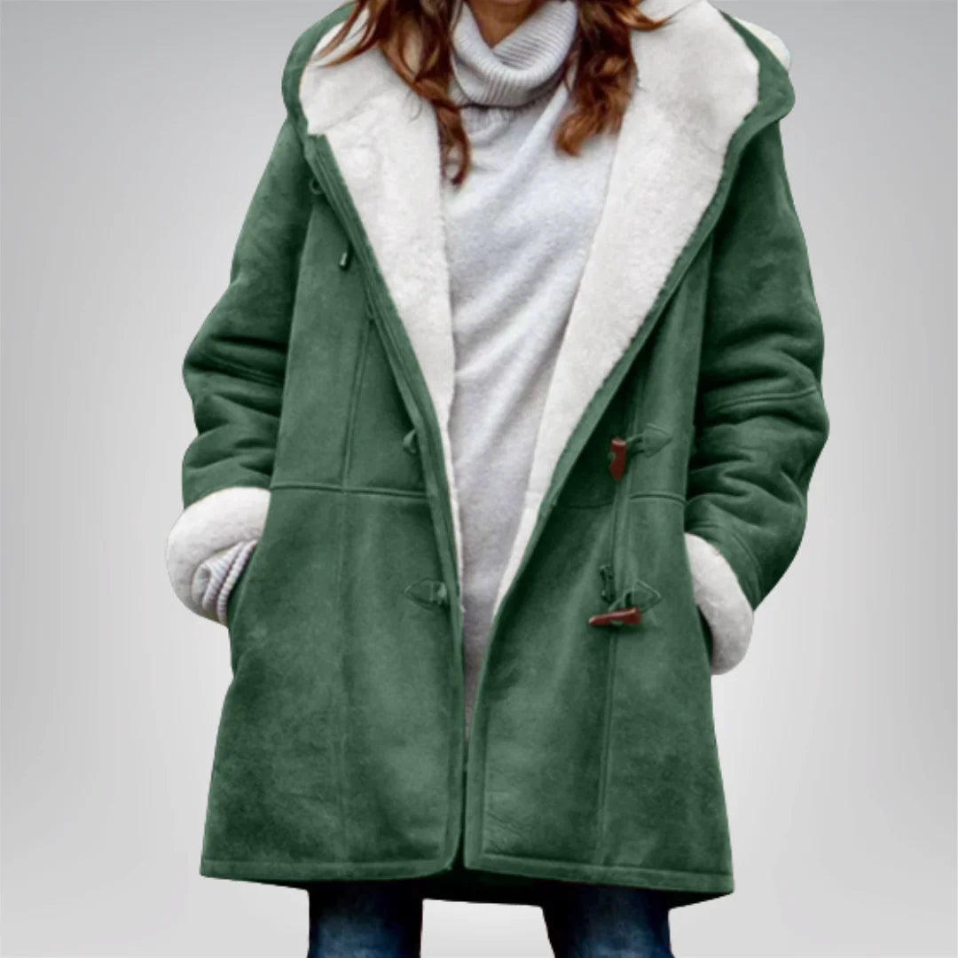 Grüne Damen Fleecejacke mit Kapuze, modischer Schnitt und praktischen Taschen für täglichen Komfort und Wärme.